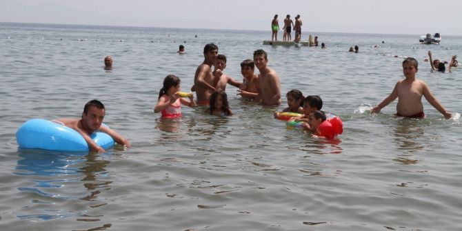 Gaziemirli Çocuklar Denizin Keyfini Çıkardı