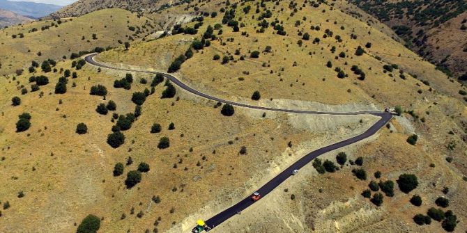 37 Derecede Köy Yollarına Sıcak Asfalt Döküyorlar