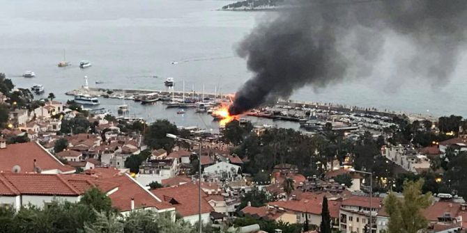 1.5 Milyon Değerindeki Lüks Tekne Alev Alev Yanarak Battı