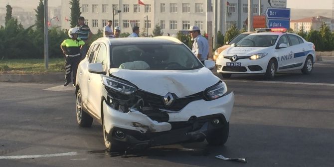 Kırmızı Işık İhlali Yapan Gurbetçiler Kaza Yaptı: 2 Yaralı