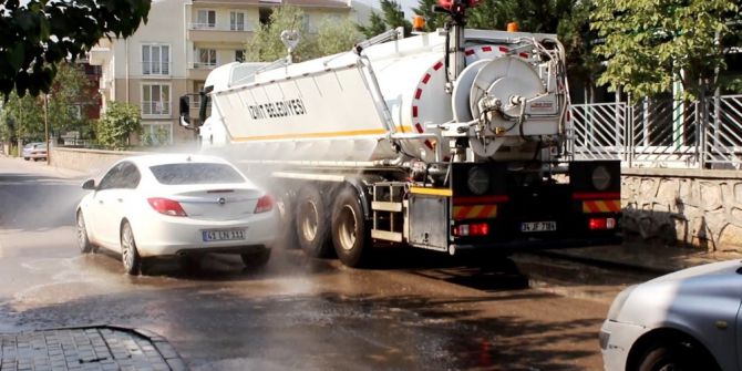 İzmit’te 6 Araçla Sürekli Yıkama Yapılıyor