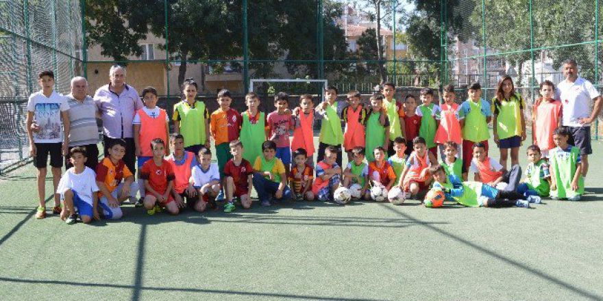 Tecrübeli Antrenörler İle Futbolun Temel Bilgilerini Öğreniyorlar