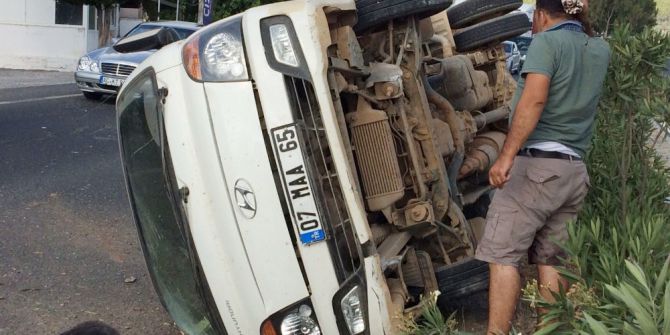 Milas’ta Kontrolden Çıkan Kamyonet Takla Attı; 3 Yaralı