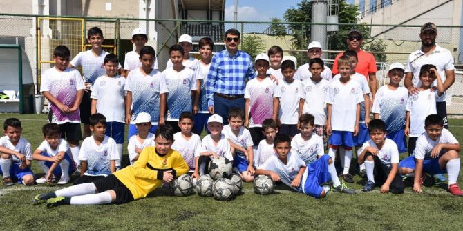 Başkan Çelik Minik Futbolcuları Ziyaret Etti