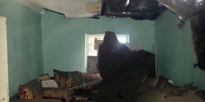 Asırlık Çınar Evin Üzerine Devrildi