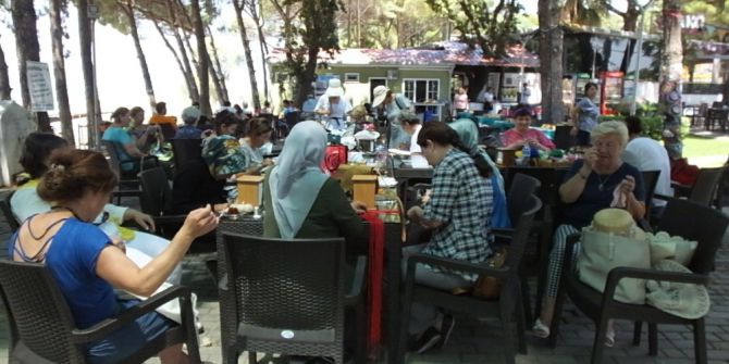 Ağaçları Giydirdiler