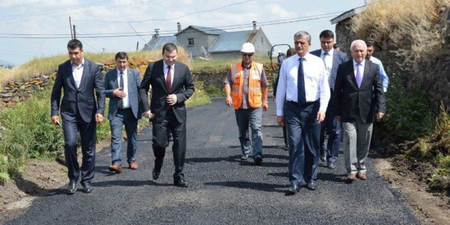 Vali Özefe, Hanak’da Özel İdare’nin Köy Yollarında Yaptığı Çalışmaları Denetledi