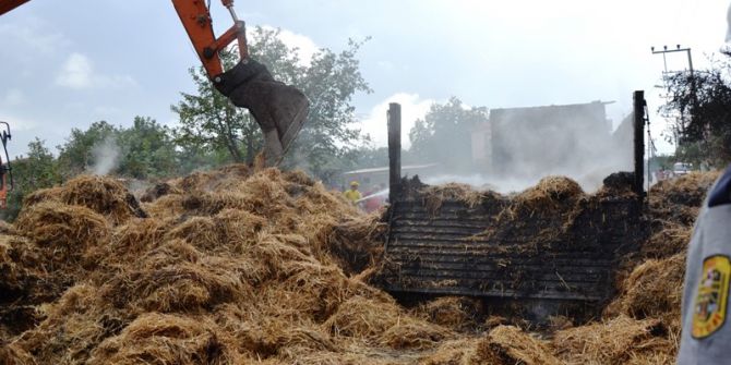 Elektrik Tellerine Değen Saman Yüklü Kamyon Kül Oldu