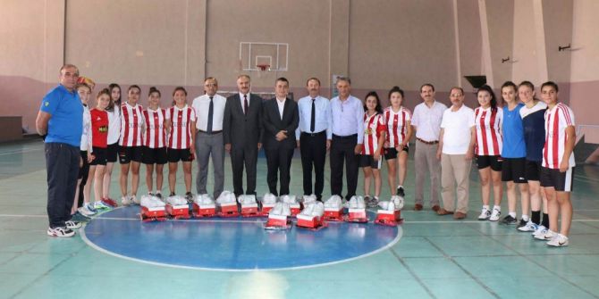 Bakan Yılmaz’dan Şampiyon Takıma Malzeme Desteği