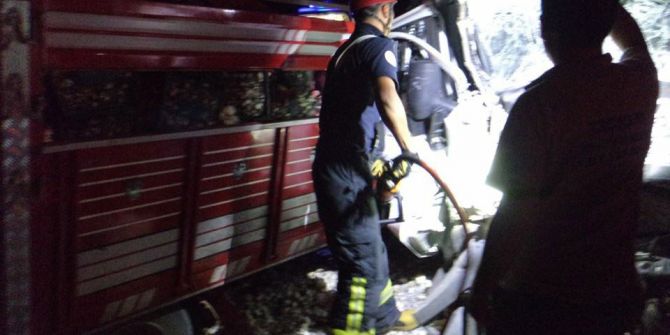 Kazada Kamyonette Sıkışan Çocuğu İtfaiye Kurtardı