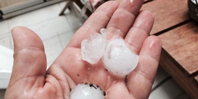 Edremit’e Ceviz Büyüklüğünde Dolu Yağdı