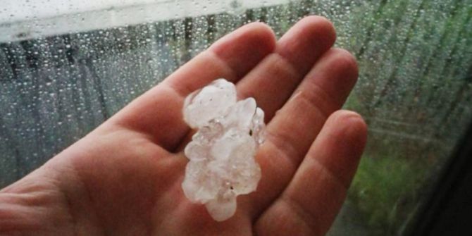 Kağıthane’de Dolu Araçları Vurdu, Fırtına Eşyaları Uçurdu