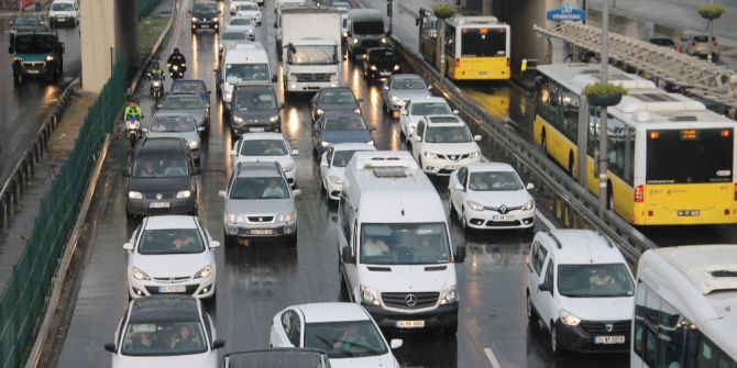 Sefaköy’de Araçların İçini Su Bastı