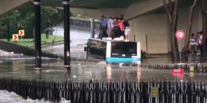 Selde Mahsur Kalan Vatandaşlar Otobüsün Üzerine Çıktı