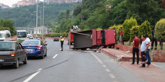 Zonguldak’ta Kamyon Devrildi: 2 Yaralı