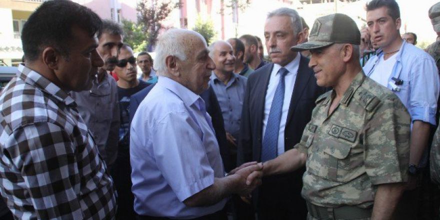 Vali Ve Komutanlar Hakkari Sokaklarında