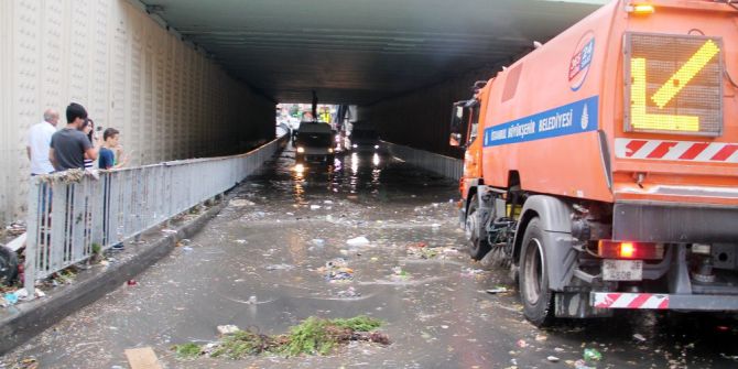 Alt Geçidi Su Basınca Vatandaş Aracın Üzerine Çıktı
