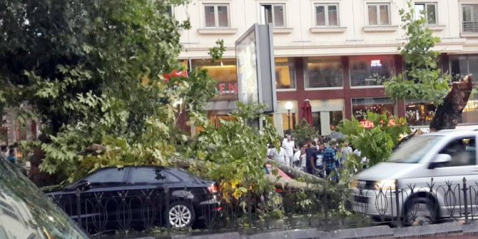 Laleli’de Ağaçlar Araçların Üzerine Devrildi