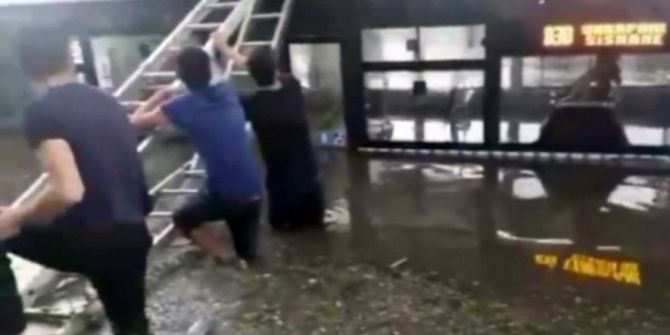 Otobüs Üzerinde Mahsur Kalanlar Merdivenlerle Kurtarıldı