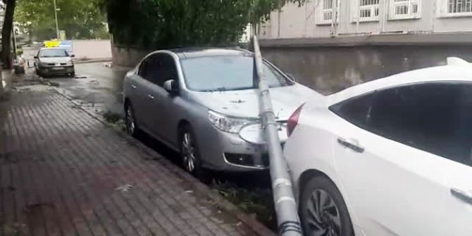 Fatih’te Park Halindeki Aracın Üzerine Elektrik Direği Devrildi