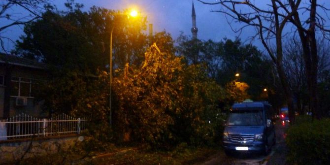 Haydarpaşa Camii’nin Minaresi Devrildi