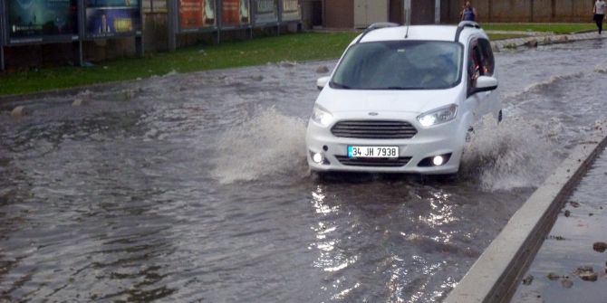 Ataşehir’de Su Baskınları Nedeniyle Vatandaşlar Yolda Mahsur Kaldı
