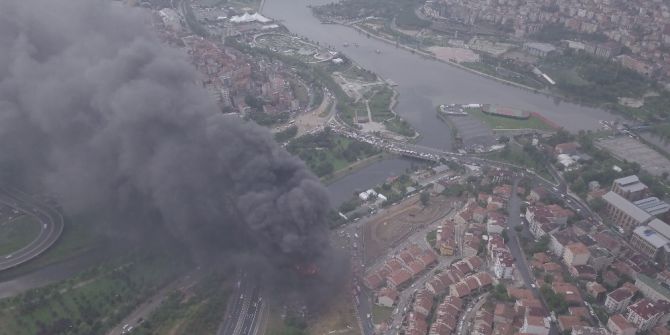 Yıldırım Düşen Fabrikadaki Yangın Havadan Görüntülendi