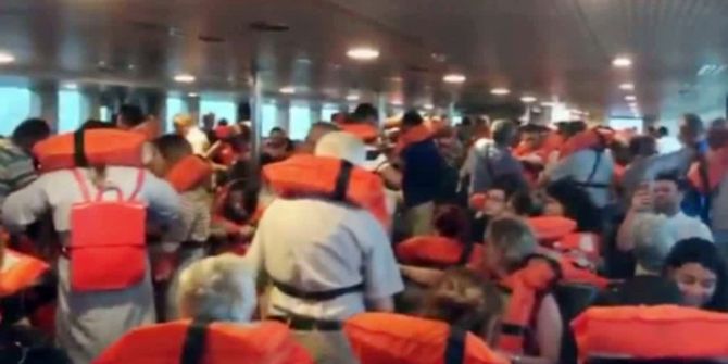 Şiddetli Fırtına Sırasında Vapurdaki Yolcular Can Yeleklerini Giydi