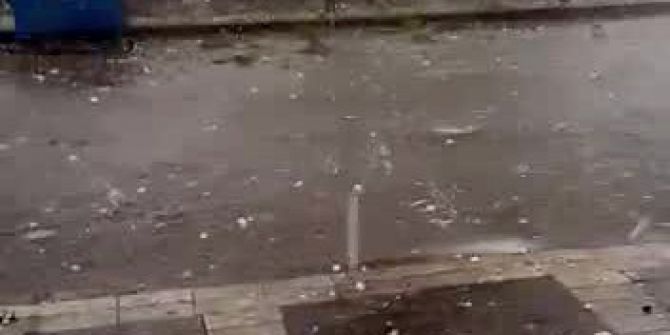 İstanbul’da Ceviz Büyüklüğünde Yağan Dolu Kamerada