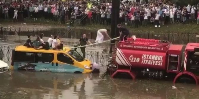 Minibüs Üzerinde Kalan Yolcular Uzatılan Merdivenden Emekleyerek Kurtuldu