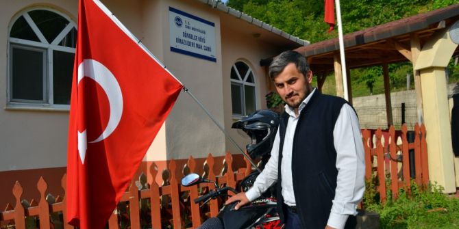 Motosikletinde Bayrak Taşıyarak Mehter Marşıyla Geziyor