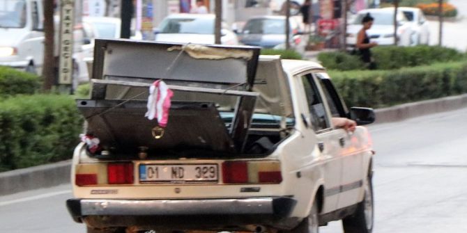 Çöpten Aldığı Çelik Kapıyı Otomobilin Bagajında Taşıdı