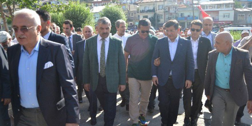 Davutoğlu, Kayseri’de Cenaze Namazına Katıldı, Furkan Doğan’ın Mezarını Ziyaret Etti