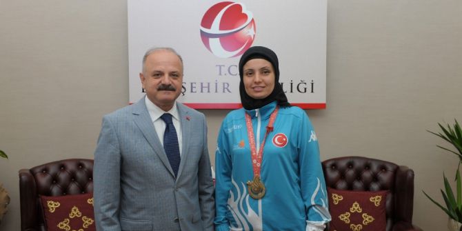 Başarılı Sporcu Keresteci, Vali Çakacak’ı Makamında Ziyaret Etti