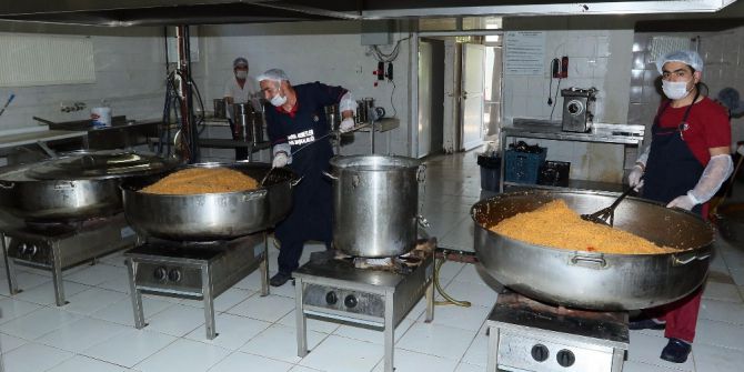 Van’da 2 Bin Yoksula Sıcak Yemek