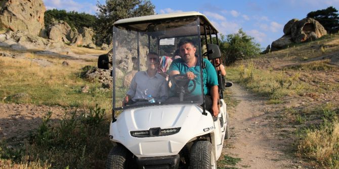 Bu Köye Gelenler Golf Arabasıyla Geziyor