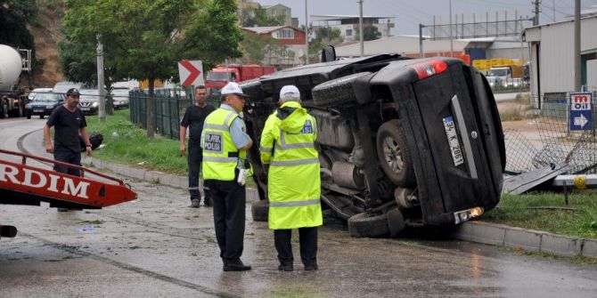 Otomobil Elektrik Direğine Çarptı: 3 Yaralı