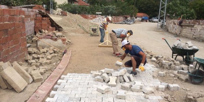 Burhaniye’de Bozulan Yollar Onarılıyor