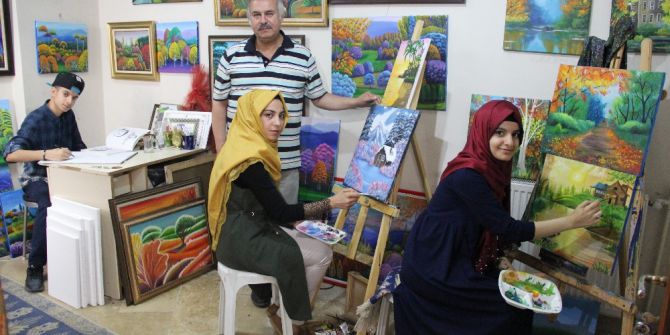 Ressam Hasan Kara’dan, Iraklı 3 Mülteciye Ücretsiz Resim Kursu