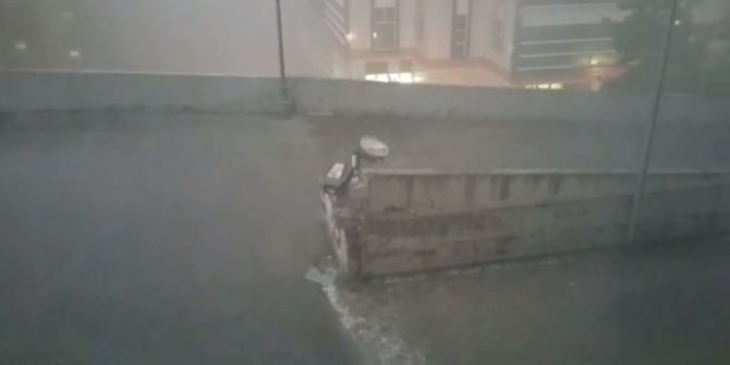 İstanbul’da Kuvvetli Fırtına Önüne Gelen Her Şeyi Uçurdu