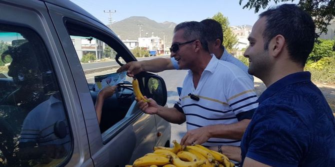 Anamur’da Sürücülere Muz Dağıtıldı
