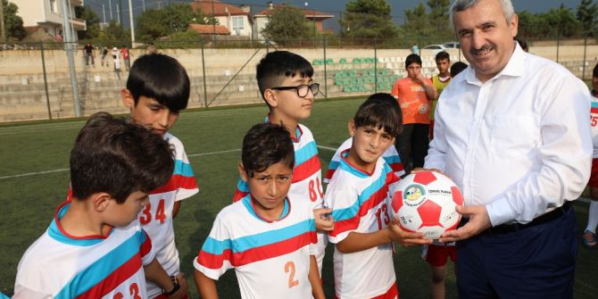 Başkan Baran, Genç Sporculara Futbol Topu Dağıttı