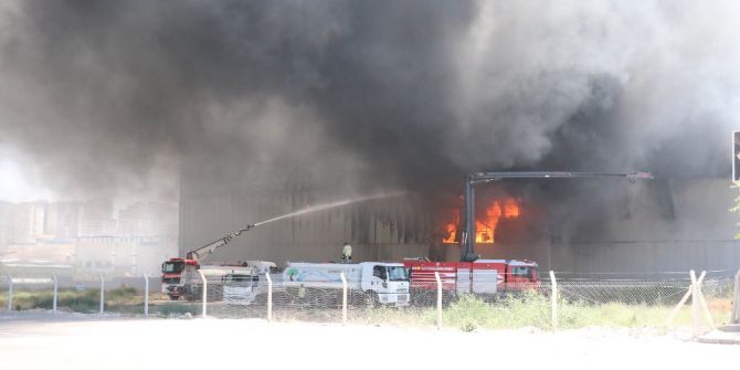 Gaziantep’teki Fabrika Yangını Söndürülemiyor