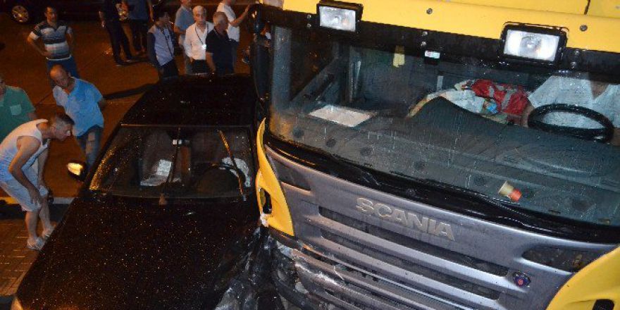 Karşı Şeride Geçen Tır Otomobili Biçti: 2 Yaralı
