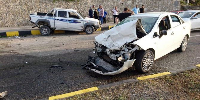 Kastamonu’da Kamyonet İle Otomobil Çarpıştı: 3 Yaralı