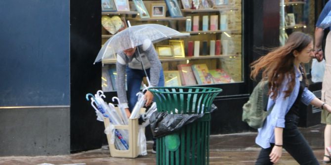 Yağmur Şemsiye Satıcıların Yüzünü Güldürdü