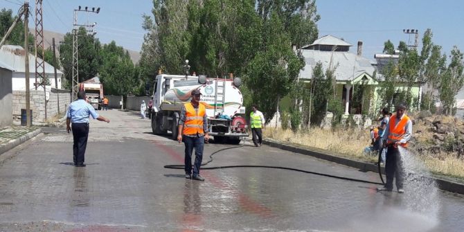Çaldıran’da Yol Yıkama Çalışması