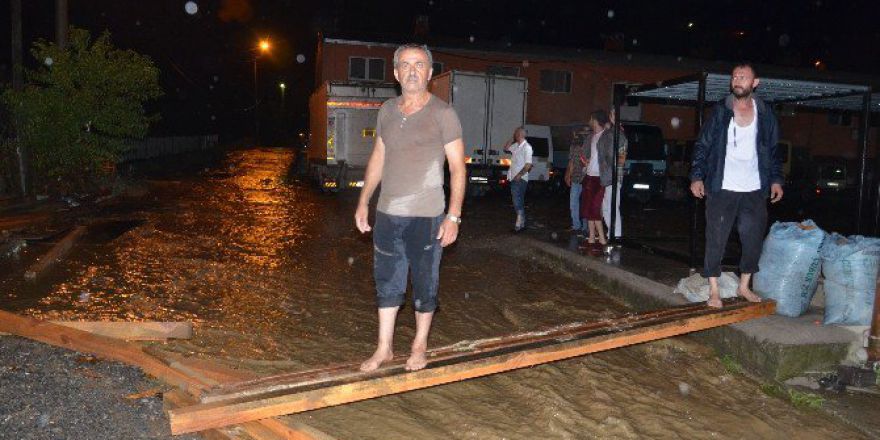 Köprüyü Sel Aldı, Yaklaşık 40 Hane Mahsur Kaldı