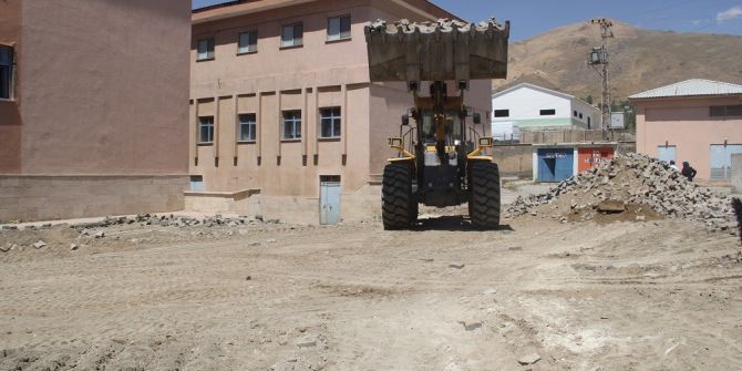 Başkale Devlet Hastanesinin Bahçesi Asfaltla Kaplanacak