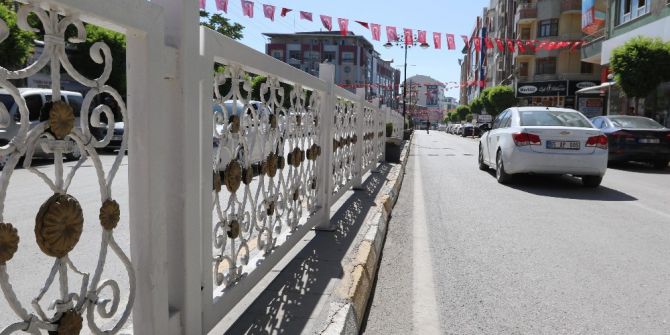 Caddelerde Bulunan Demir Korkuluklar Ve Kaldırımlar Boyandı